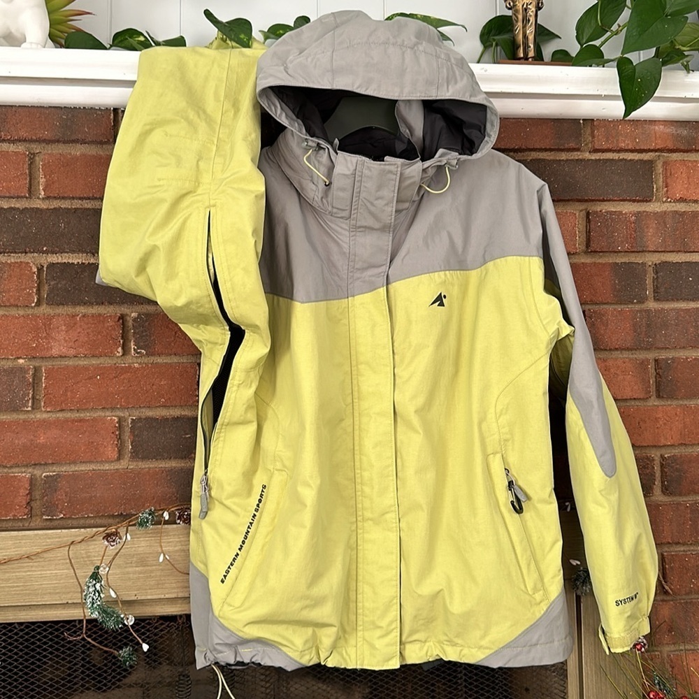 🏔️women’s mountain sports jacket like new condition.photo #3 is true color.